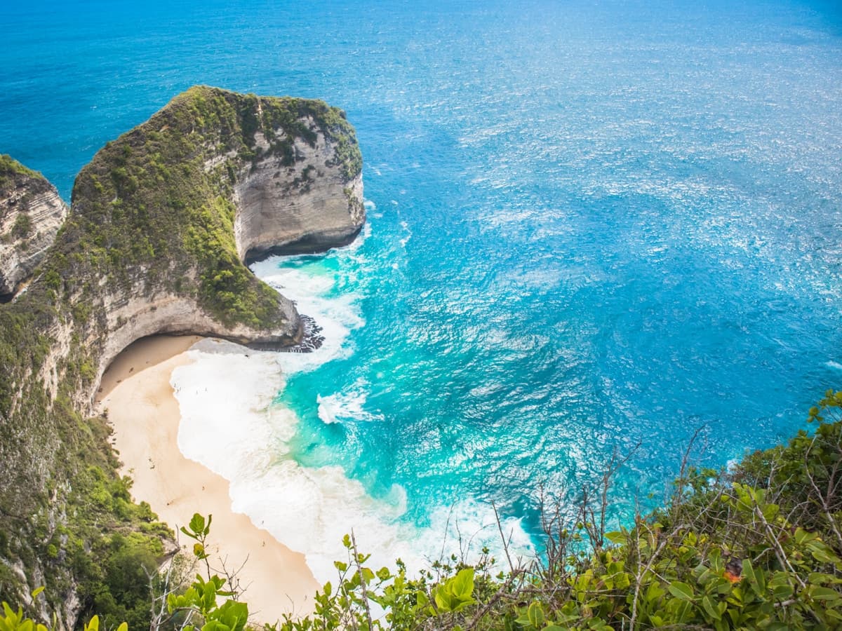 Bali Nusa Penida — Kelingking Beach T-Rex cliff and turquoise cove